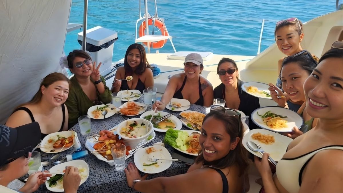 Gäste beim gemeinsamen Essen auf dem Deck der SY Shindig